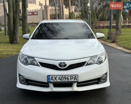 Белый Тойота Камри, объемом двигателя 2.5 л и пробегом 180 тыс. км за 10999 $, фото 1 на Automoto.ua