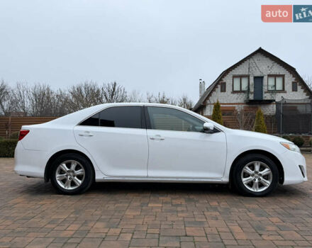 Белый Тойота Камри, объемом двигателя 2.5 л и пробегом 277 тыс. км за 10700 $, фото 1 на Automoto.ua