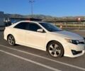 Белый Тойота Камри, объемом двигателя 2.5 л и пробегом 180 тыс. км за 13000 $, фото 1 на Automoto.ua
