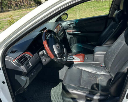 Белый Тойота Камри, объемом двигателя 2.5 л и пробегом 262 тыс. км за 13500 $, фото 4 на Automoto.ua