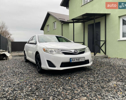 Білий Тойота Камрі, об'ємом двигуна 2.5 л та пробігом 230 тис. км за 10000 $, фото 1 на Automoto.ua