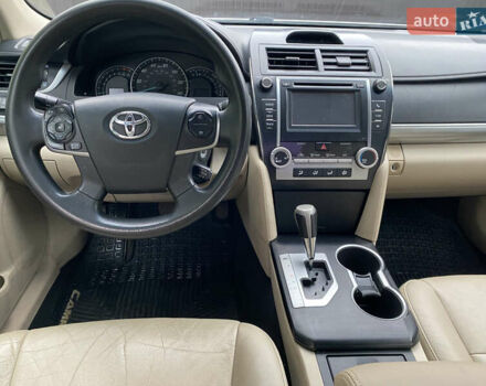 Білий Тойота Камрі, об'ємом двигуна 2.5 л та пробігом 230 тис. км за 10000 $, фото 11 на Automoto.ua