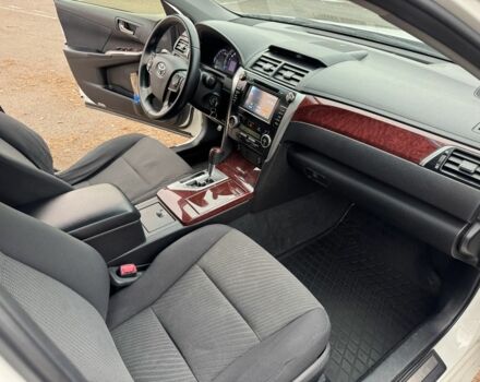 Белый Тойота Камри, объемом двигателя 2.5 л и пробегом 280 тыс. км за 9800 $, фото 6 на Automoto.ua