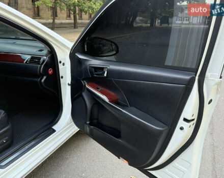 Білий Тойота Камрі, об'ємом двигуна 2.5 л та пробігом 199 тис. км за 12300 $, фото 2 на Automoto.ua