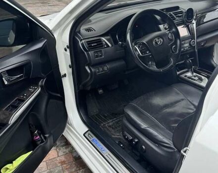 Белый Тойота Камри, объемом двигателя 2.5 л и пробегом 206 тыс. км за 12000 $, фото 4 на Automoto.ua