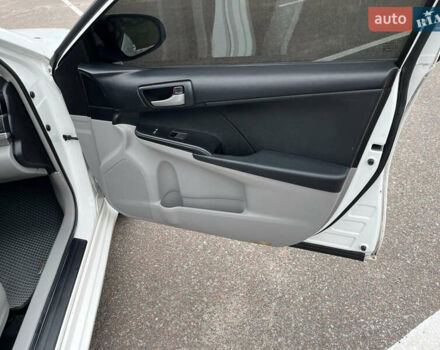 Белый Тойота Камри, объемом двигателя 2.4 л и пробегом 297 тыс. км за 10000 $, фото 23 на Automoto.ua