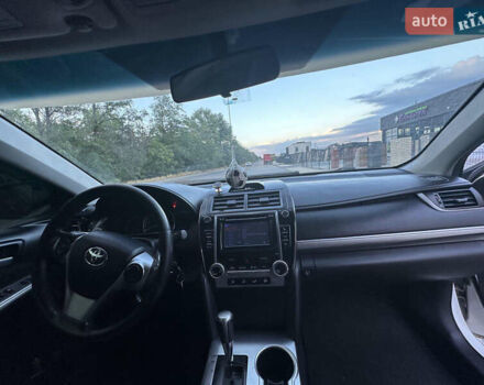 Белый Тойота Камри, объемом двигателя 2.5 л и пробегом 198 тыс. км за 10500 $, фото 3 на Automoto.ua