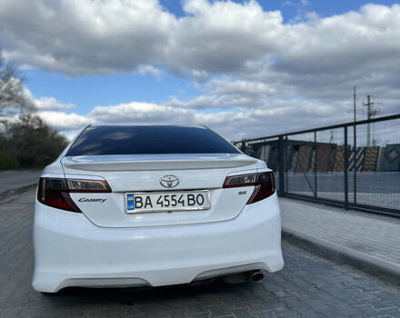 Белый Тойота Камри, объемом двигателя 2.5 л и пробегом 198 тыс. км за 10500 $, фото 2 на Automoto.ua