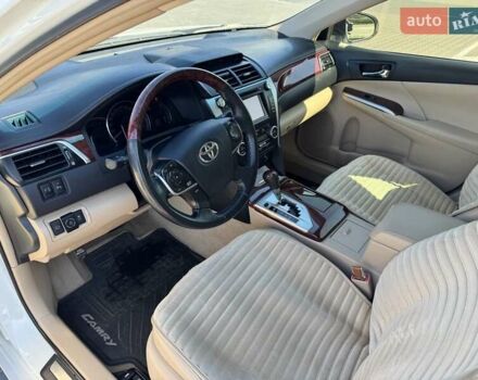 Білий Тойота Камрі, об'ємом двигуна 2.5 л та пробігом 135 тис. км за 16600 $, фото 17 на Automoto.ua