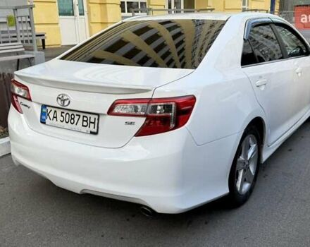 Белый Тойота Камри, объемом двигателя 2.49 л и пробегом 225 тыс. км за 12300 $, фото 1 на Automoto.ua