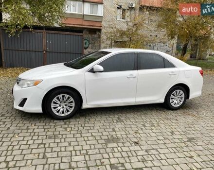 Белый Тойота Камри, объемом двигателя 2.5 л и пробегом 188 тыс. км за 10900 $, фото 1 на Automoto.ua