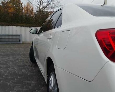 Белый Тойота Камри, объемом двигателя 2.5 л и пробегом 235 тыс. км за 13200 $, фото 1 на Automoto.ua