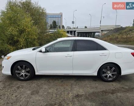 Белый Тойота Камри, объемом двигателя 2.5 л и пробегом 242 тыс. км за 10700 $, фото 2 на Automoto.ua