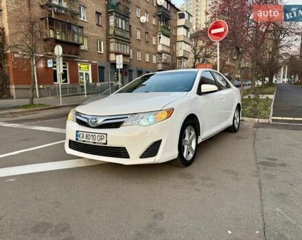 Белый Тойота Камри, объемом двигателя 2.5 л и пробегом 250 тыс. км за 11000 $, фото 1 на Automoto.ua
