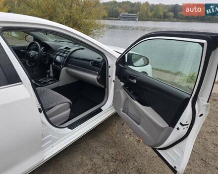Белый Тойота Камри, объемом двигателя 2.5 л и пробегом 242 тыс. км за 10700 $, фото 13 на Automoto.ua