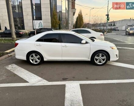 Белый Тойота Камри, объемом двигателя 2.5 л и пробегом 250 тыс. км за 11000 $, фото 6 на Automoto.ua