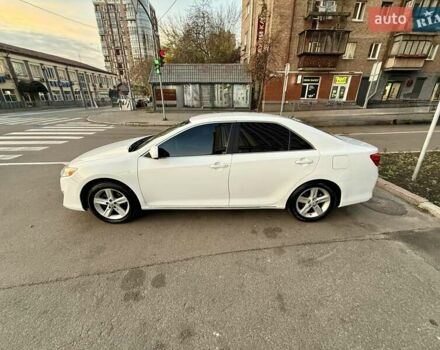 Белый Тойота Камри, объемом двигателя 2.5 л и пробегом 250 тыс. км за 11000 $, фото 2 на Automoto.ua