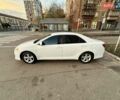 Белый Тойота Камри, объемом двигателя 2.5 л и пробегом 250 тыс. км за 11000 $, фото 2 на Automoto.ua