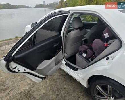 Белый Тойота Камри, объемом двигателя 2.5 л и пробегом 242 тыс. км за 10700 $, фото 11 на Automoto.ua