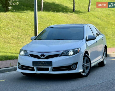 Білий Тойота Камрі, об'ємом двигуна 2.5 л та пробігом 247 тис. км за 10650 $, фото 1 на Automoto.ua