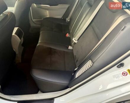 Белый Тойота Камри, объемом двигателя 2.5 л и пробегом 250 тыс. км за 11000 $, фото 12 на Automoto.ua