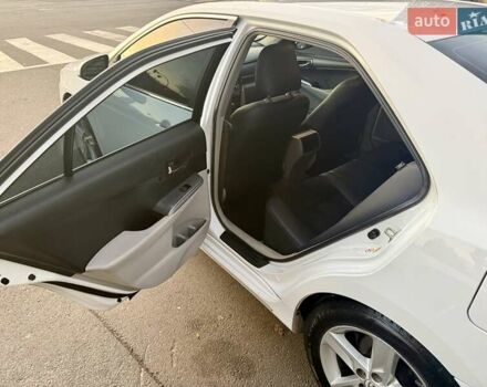 Белый Тойота Камри, объемом двигателя 2.5 л и пробегом 250 тыс. км за 11000 $, фото 11 на Automoto.ua