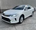 Белый Тойота Камри, объемом двигателя 2.5 л и пробегом 243 тыс. км за 15600 $, фото 1 на Automoto.ua