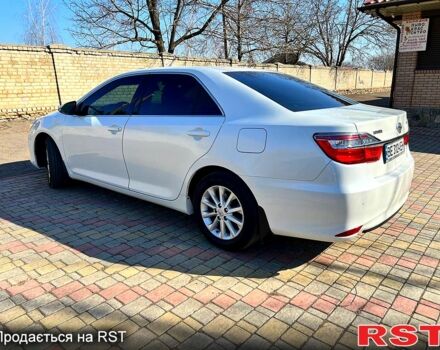 Белый Тойота Камри, объемом двигателя 2.5 л и пробегом 240 тыс. км за 15500 $, фото 1 на Automoto.ua