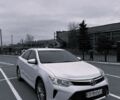 Белый Тойота Камри, объемом двигателя 2.5 л и пробегом 155 тыс. км за 19550 $, фото 1 на Automoto.ua