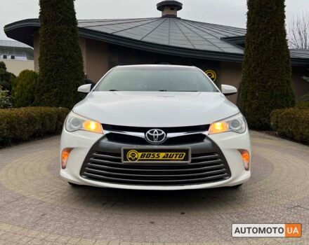 Белый Тойота Камри, объемом двигателя 2.5 л и пробегом 190 тыс. км за 13599 $, фото 1 на Automoto.ua