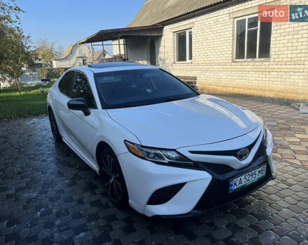 Белый Тойота Камри, объемом двигателя 2.49 л и пробегом 286 тыс. км за 17800 $, фото 1 на Automoto.ua