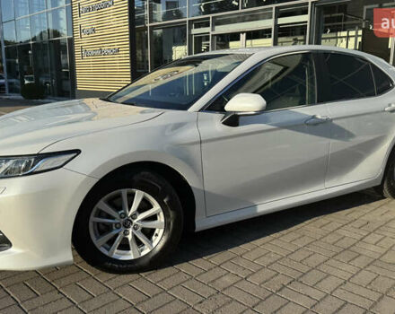 Белый Тойота Камри, объемом двигателя 2.49 л и пробегом 137 тыс. км за 21950 $, фото 1 на Automoto.ua