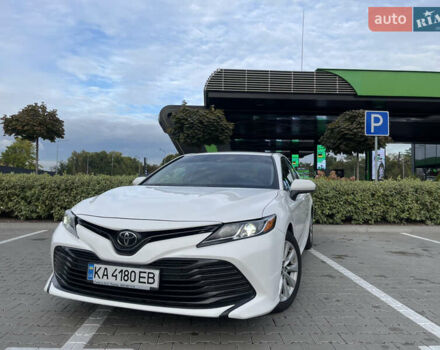 Белый Тойота Камри, объемом двигателя 2.49 л и пробегом 143 тыс. км за 17600 $, фото 1 на Automoto.ua