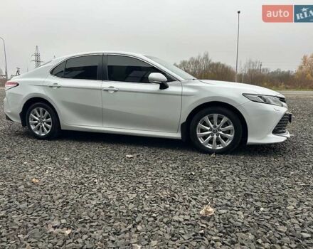 Белый Тойота Камри, объемом двигателя 2.49 л и пробегом 173 тыс. км за 20500 $, фото 1 на Automoto.ua