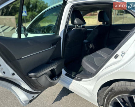 Тойота Камри 2021 в Николаеве на Automoto.ua Белый Тойота Камри, объемом двигателя 2.49 л и пробегом 107 тыс. км за 29999 $, фото 26 на Automoto.ua
