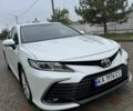 Белый Тойота Камри, объемом двигателя 2.5 л и пробегом 204 тыс. км за 21500 $, фото 1 на Automoto.ua
