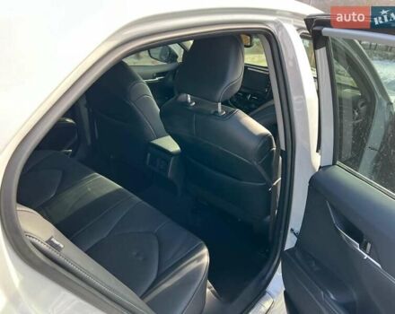Тойота Камри 2024 в Киеве на Automoto.ua Белый Тойота Камри, объемом двигателя 2.49 л и пробегом 20 тыс. км за 35878 $, фото 6 на Automoto.ua