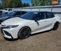 Белый Тойота Камри, объемом двигателя 2.5 л и пробегом 80 тыс. км за 12000 $, фото 1 на Automoto.ua