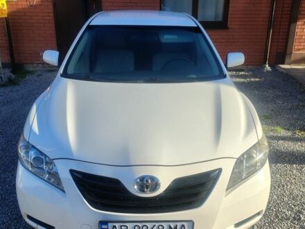 Белый Тойота Камри, объемом двигателя 2.4 л и пробегом 220 тыс. км за 8000 $, фото 1 на Automoto.ua