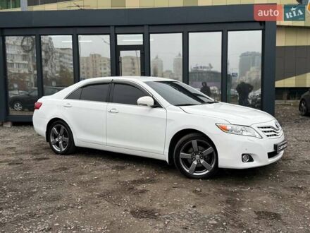 Белый Тойота Камри, объемом двигателя 3.46 л и пробегом 281 тыс. км за 12990 $, фото 1 на Automoto.ua