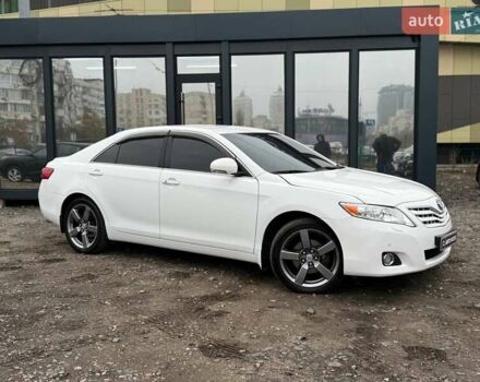 Белый Тойота Камри, объемом двигателя 3.46 л и пробегом 281 тыс. км за 12990 $, фото 1 на Automoto.ua