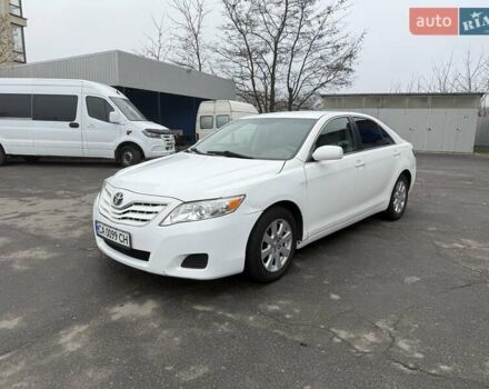 Белый Тойота Камри, объемом двигателя 2.49 л и пробегом 280 тыс. км за 7300 $, фото 1 на Automoto.ua