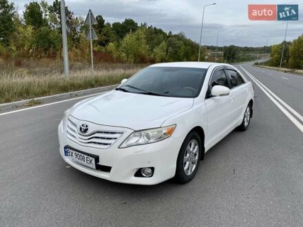 Белый Тойота Камри, объемом двигателя 2.4 л и пробегом 227 тыс. км за 11300 $, фото 1 на Automoto.ua