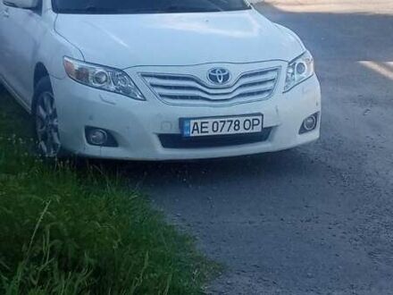 Белый Тойота Камри, объемом двигателя 2.4 л и пробегом 335 тыс. км за 9500 $, фото 1 на Automoto.ua