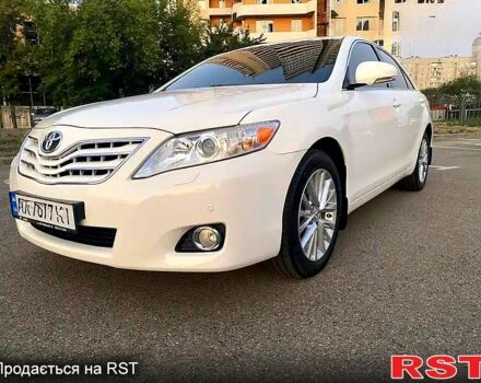 Белый Тойота Камри, объемом двигателя 2.4 л и пробегом 140 тыс. км за 13999 $, фото 1 на Automoto.ua