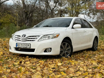Белый Тойота Камри, объемом двигателя 2.5 л и пробегом 230 тыс. км за 10250 $, фото 1 на Automoto.ua
