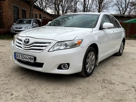 Білий Тойота Камрі, об'ємом двигуна 2.4 л та пробігом 220 тис. км за 7800 $, фото 1 на Automoto.ua