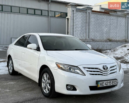 Белый Тойота Камри, объемом двигателя 2.4 л и пробегом 185 тыс. км за 9100 $, фото 1 на Automoto.ua