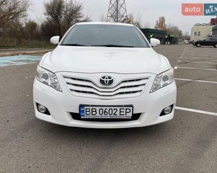 Белый Тойота Камри, объемом двигателя 2.36 л и пробегом 83 тыс. км за 13850 $, фото 1 на Automoto.ua