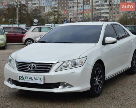 Белый Тойота Камри, объемом двигателя 2.5 л и пробегом 242 тыс. км за 13700 $, фото 1 на Automoto.ua